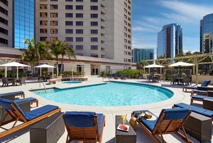 Hilton Long Beach & Executive Meeting Center - Enjoy Our Bar!