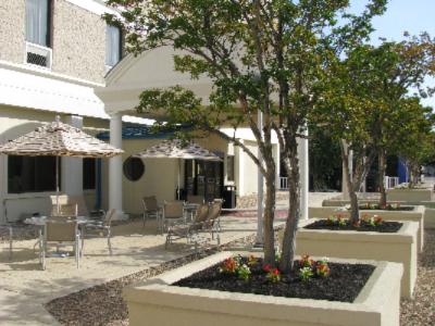 Holiday Inn Express Downtown - Courtyard