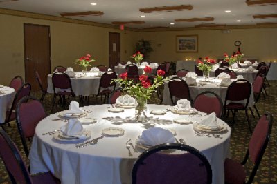 Country Inn & Suites Cedar Rapids Airport - Our Meeting Room Is Perfect For Intimate Gatherings