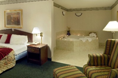 Country Inn & Suites Cedar Rapids Airport - Mark A Special Occasion In Our Deluxe Jacuzzi Suites