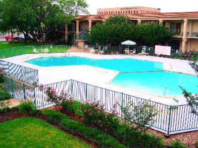 North Austin Plaza Hotel & Suites - 