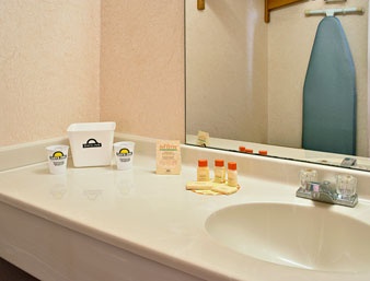 Days Inn Plymouth West - Bathroom