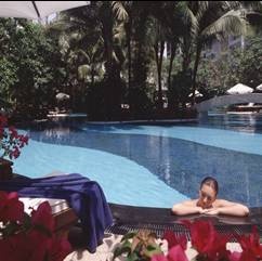 Oakwood City Residence - Pool Surrounded By Tropicl Garden
