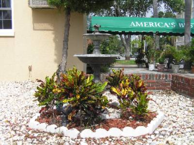 America's Best Inn Downtown St. Petersburg - Our Fountain