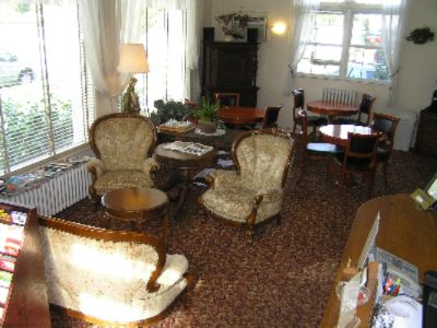America's Best Inn Downtown St. Petersburg - Lobby With Cozy Sitting Area