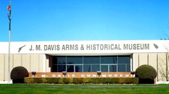 Will Rogers Inn - J.m. Davis Arms And Historical Museum