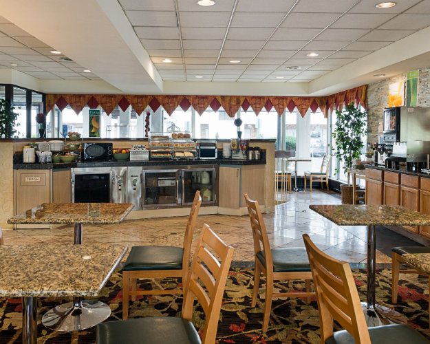 Quality Inn & Suites - Grand Complimentary Breakfast In Lobby