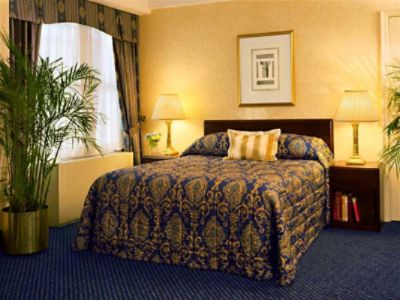 Milford Plaza - Room With A Queen Bed