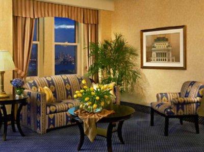 Milford Plaza - Suite Living Area
