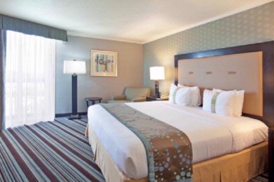 Holiday Inn Long Beach Airport - Guest Room King Bed