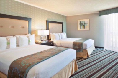 Holiday Inn Long Beach Airport - Guest Room Double Beds