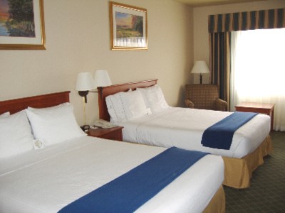 Holiday Inn Express Hotel & Suites Everett / Lynnw - 2 Queen Bedded Rooms Available With Our New Smart Bedding Package! All Rooms Have A Refrigerator & Microwave In Them Hair Dryer Coffee Maker & Coffee High Speed Internet Dvd Players In Room.