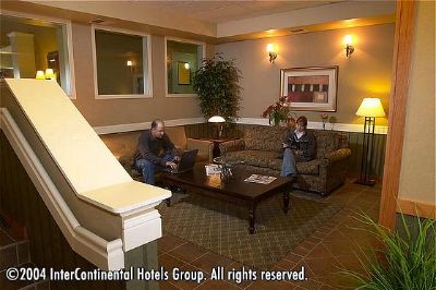 Holiday Inn Express Hotel & Suites Everett / Lynnw - Come Watch Our Large Screen Tv's Bring Your Laptop We Are Wireless!