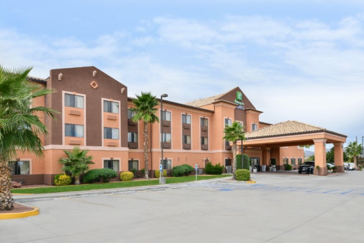 Holiday Inn Express Hotel & Suites - 