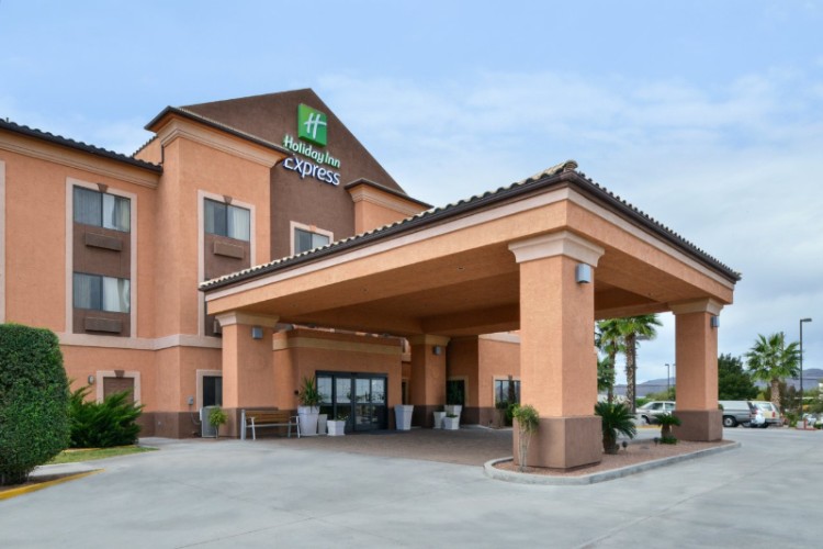 Holiday Inn Express Hotel & Suites - 