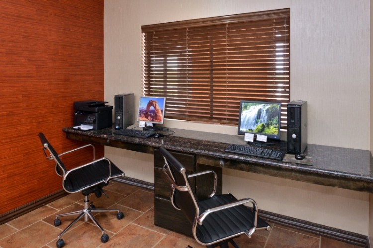 Holiday Inn Express Hotel & Suites - 
