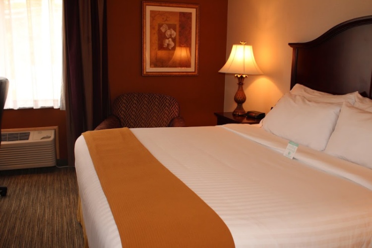 Holiday Inn Express - King Size Bed Room