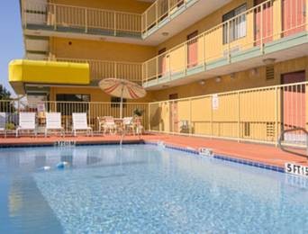 Days Inn East - Outdoor Pool
