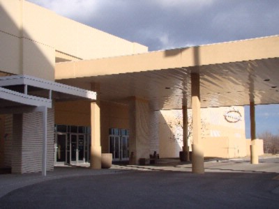 Holiday Inn Kci Airport - Covered Outdoor Walkway To Kci Expo Center Shared 900-spot Parking Lot