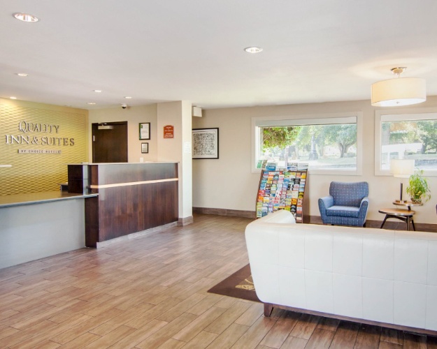 Quality Inn & Suites Airport Convention Center - Single King Room- Non Smoking