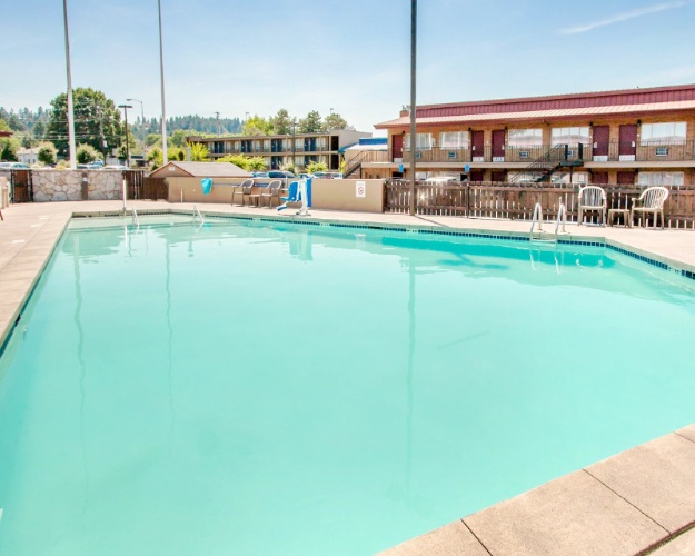 Quality Inn & Suites Airport Convention Center - Outdoor Swimming Pool
