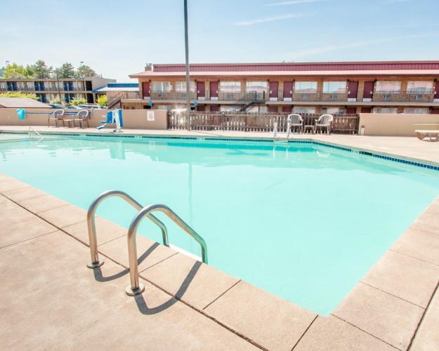 Quality Inn & Suites Airport Convention Center - Conference Room- Seats Up To 150