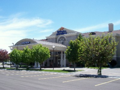 Holiday Inn Express & Suites - 