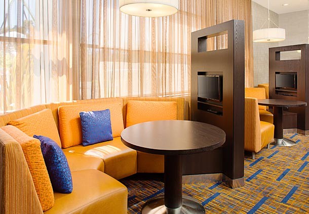 Courtyard by Marriott Vallejo Napa Valley - Bar And Lounge Area