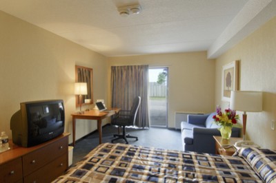 Comfort Inn Oshawa - One Queen Bed With Pullout