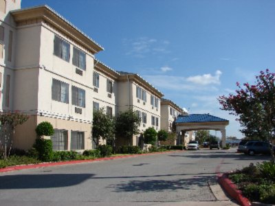 Quality Inn & Suites Airport - Hotel Entrance