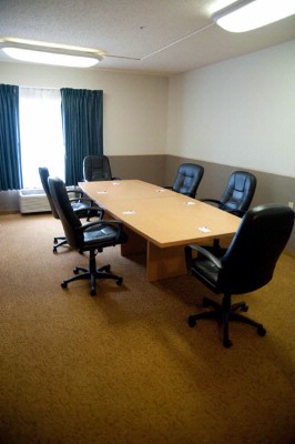 Quality Inn & Suites Airport - Lobby Sitting Area