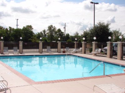 Quality Inn & Suites Airport - Swimming Pool Outdoors