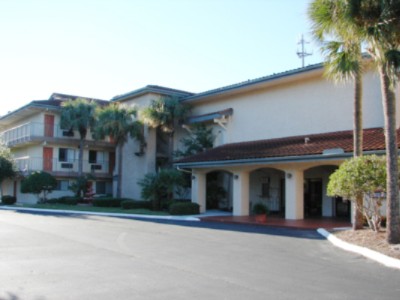 Howard Johnson Inn & Suites - 