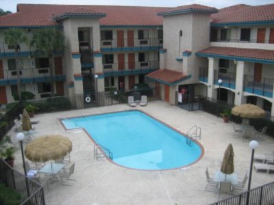 Howard Johnson Inn & Suites - 