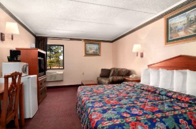 Days Inn & Suites - Honeymoon Suite Jacuzzi