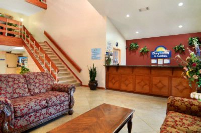 Days Inn & Suites - Lobby View