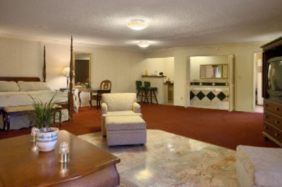 Ramada Inn - Deluxe Suite With Jazzuci