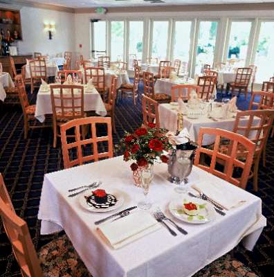 Lion's Gate Hotel - O Club For Your Delicious Meals