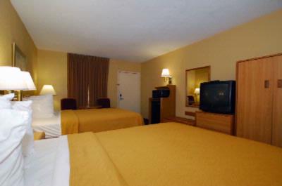 Quality Inn Near Central Park Fredericksburg - 2 Full Size Beds