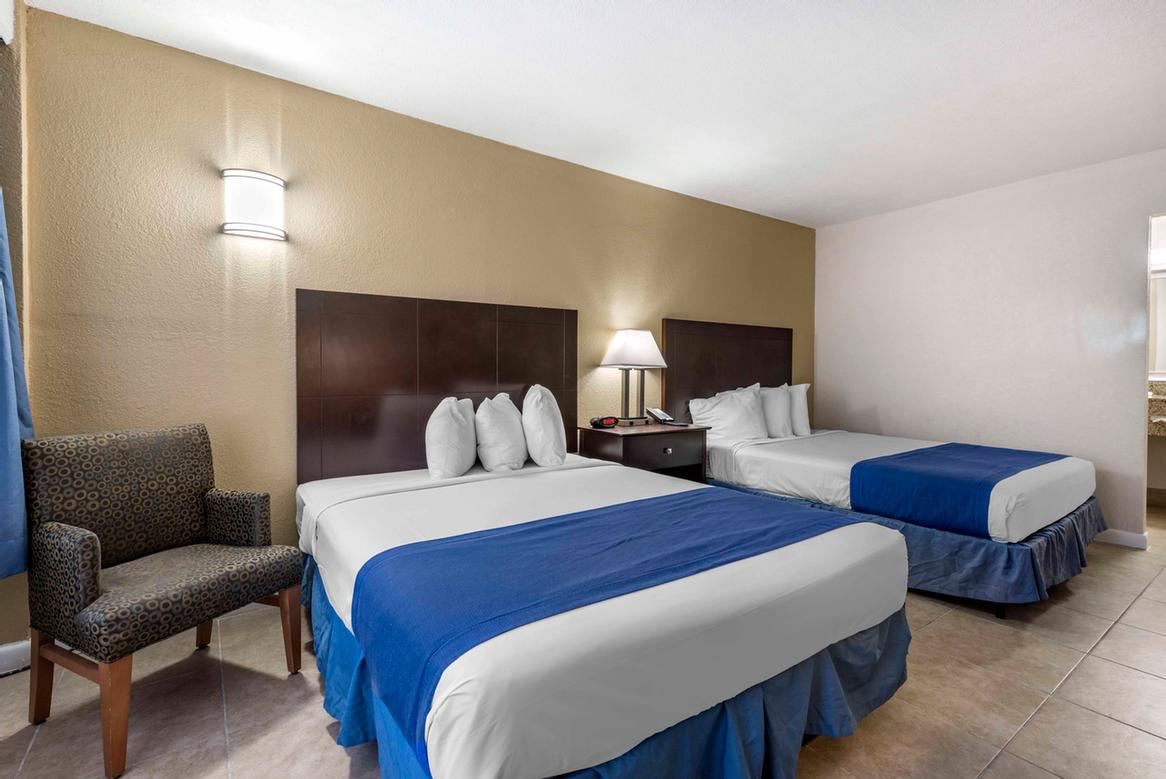Rodeway Inn & Suites - 