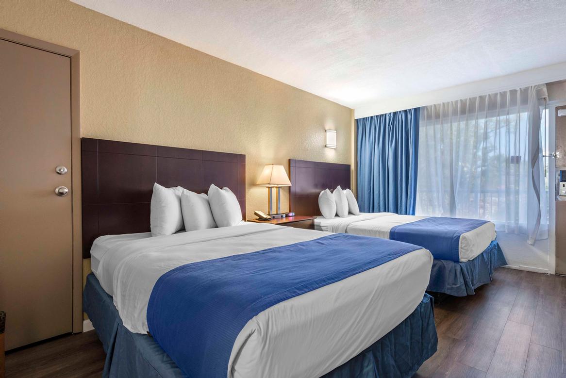 Rodeway Inn & Suites - 