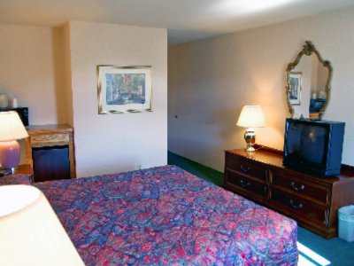 Best Western Salbasgeon Inn & Suites - Standard King Room (1 Of 2)