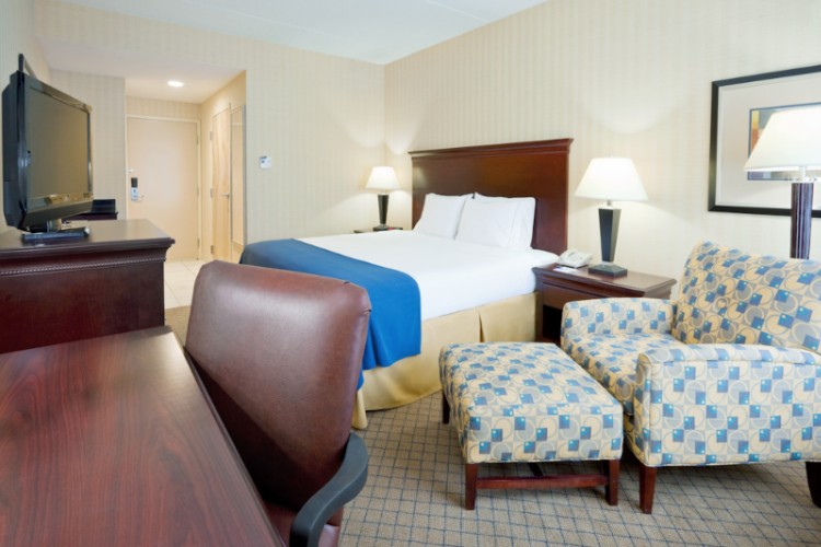 Holiday Inn Express Hotel & Suites - Monmouth Racetrack