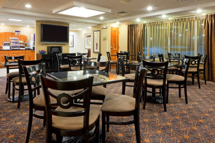Holiday Inn Express Hotel & Suites - Complimentary Breakfast