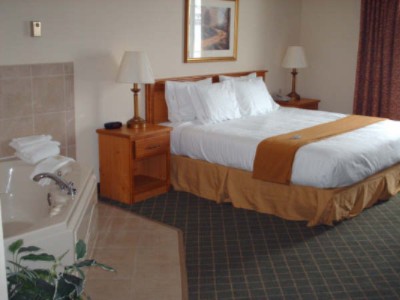 Holiday Inn Express - King Whirlpool Suite