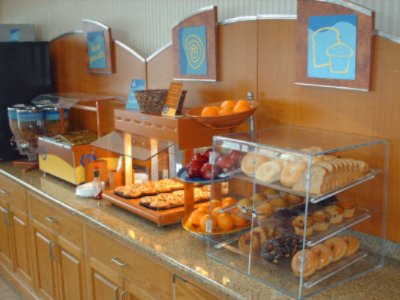 Holiday Inn Express - Deluxe Breakfast Bar