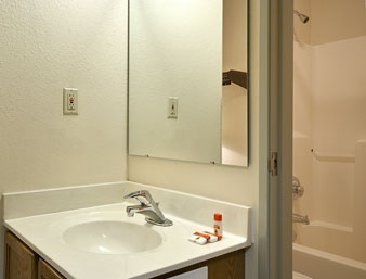 Super 8 Valparaiso - Hotel Room Bath
