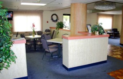 Super 8 - Lobby Area