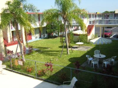 Econo Lodge - 