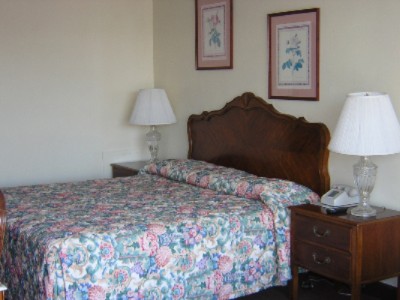 Econo Lodge - 